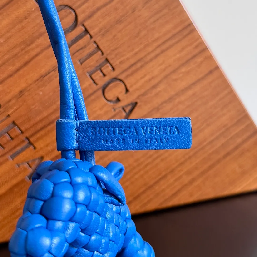 Batch 540 BOTTEGA VENETA2025 new puppy-shaped pendant braided puppy is now online😎The leather braided puppy-shaped pendant can be hung on any handbag, and it is as cute, delicate and colorful as it matches with a bag. Cute and cute, it will touch your heart at any time. It can be hung on bags or keychains. Who can resist such a cute puppy? Style number: 807068